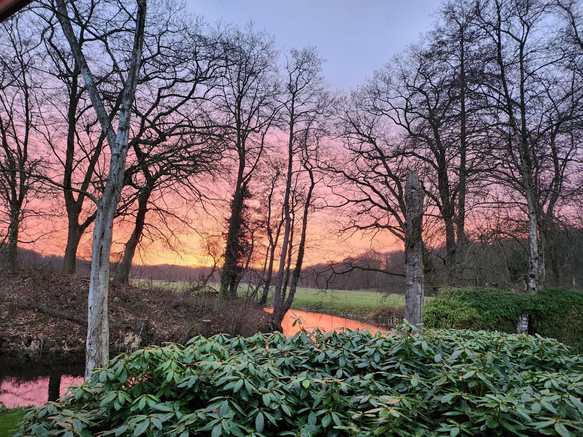 Huize Koempoelan Naarden Exterior foto